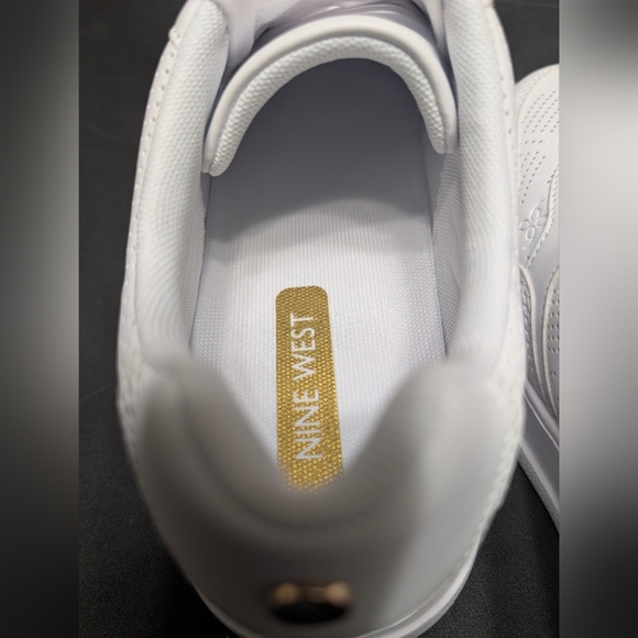 Nine West Gingy3 All White Lace Up Platform Sneakers Classic Design Size 10M - Picture 3 of 8